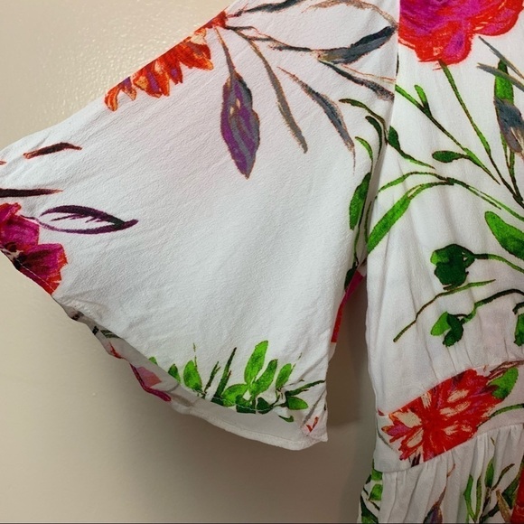 [The Room] White & Colored Floral Print Flutter Sleeve Tie Detail Cropped Top - Picture 6 of 10